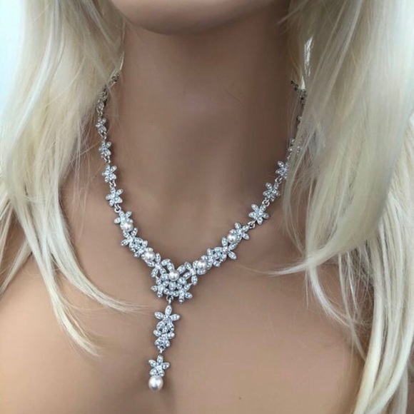 NWT Dainty Pearls & Crystals & Necklace Set - Picture 4 of 10